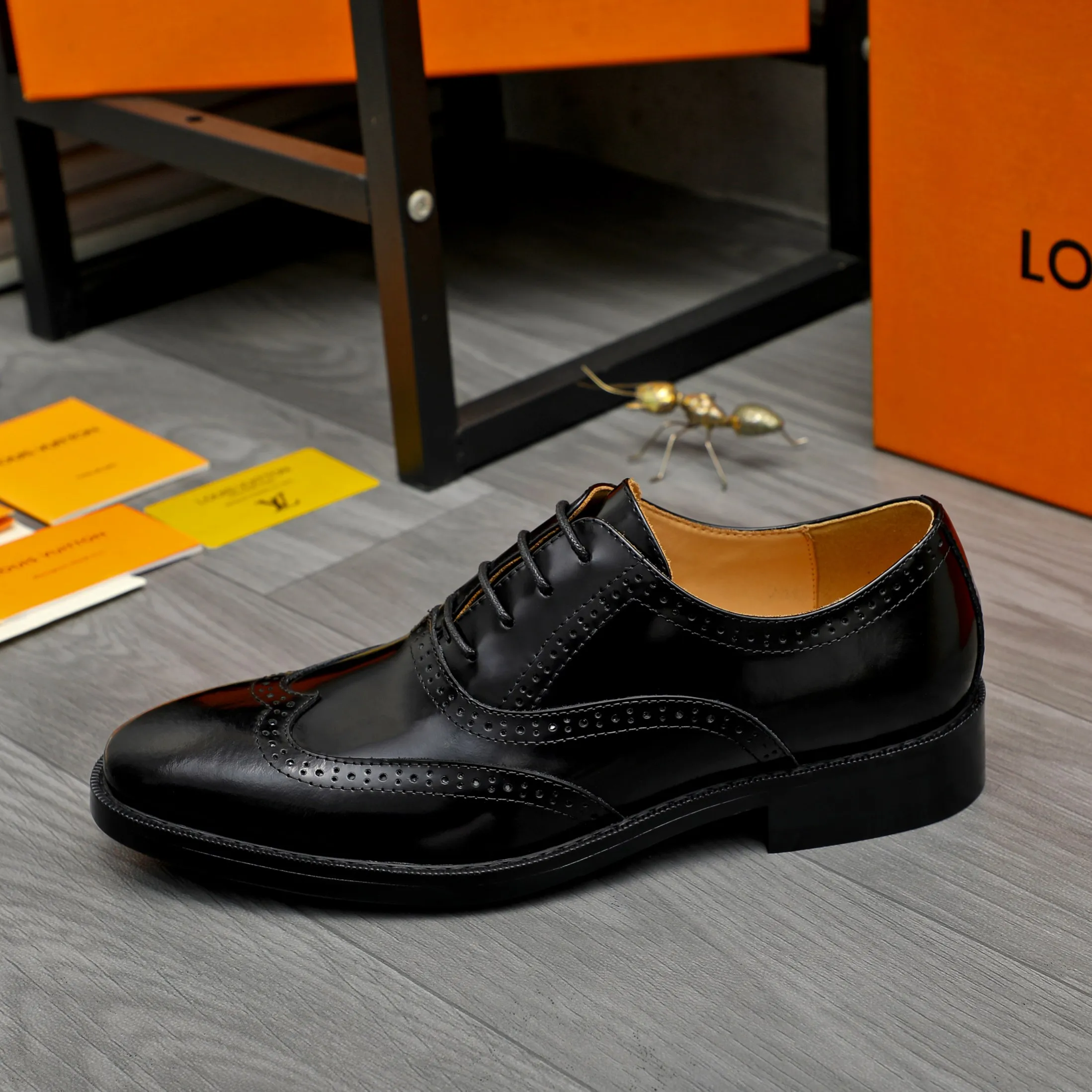 Men's shoes 💰500 Product trademark: LV "Louis Vuitton" business formal leather shoes Regular size: 39-45 (.45 customization is non-returnable) Product materials: Selected pearlescent cowhide upper, cowhide lining, original rubber outsole